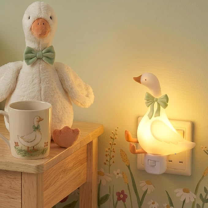 Gerrii Silly Goose Night Light Plug in Green Bow Decorative LED Night Lights Dusk to DAW Cute Goose Decor for Nursery, Kids Bedroom, Bathroom, Birthday Gift Nightlight