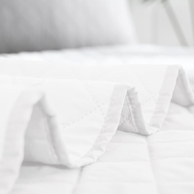 Easy-Going California King Size Reversible Quilt Set with 1 Quilt and 2 Pillow Shams, Soft Bed Quilt Cover, Water Resistant Lightweight Microfiber Bedspread, Stain Resistant, White/White