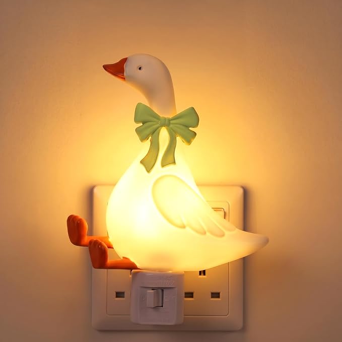 Gerrii Silly Goose Night Light Plug in Green Bow Decorative LED Night Lights Dusk to DAW Cute Goose Decor for Nursery, Kids Bedroom, Bathroom, Birthday Gift Nightlight