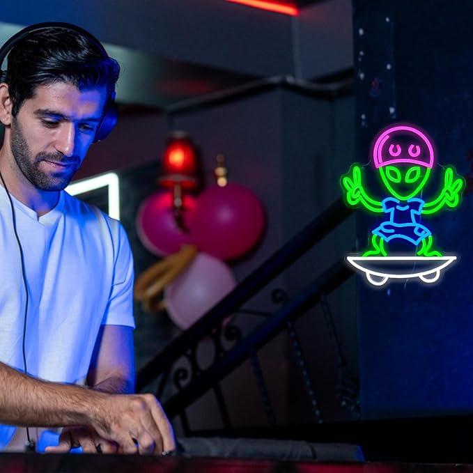 Skateboarding Aliens Neon Sign Aliens Led Neon Light for Wall Decor USB Cool Aliens Light Sign for Game Room Bedroom Man Cave Art Wall Decor(16.5”*12.6”)