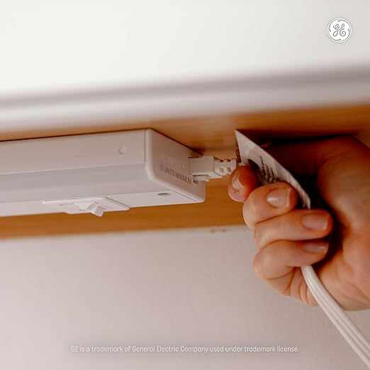 GE LED HD+ Undercabinet Light Fixture, Linkable Integrated Slim Profile Fixture for Kitchens, Daylight Color, Plug-in, 18in (1 Pack)