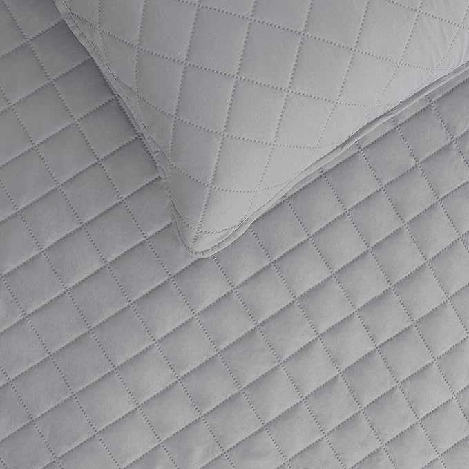 Easy-Going King Size Reversible Quilt Set with 1 Quilt and 2 Pillow Shams, Soft Bed Quilt Cover, Water Resistant Lightweight Microfiber Bedspread, Stain Resistant, Light Gray/Ivory