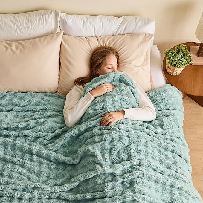 NEWCOSPLAY King Blanket for Couch Green Super Soft Flannel Fleece 3D Bubble Lightweight Bed Blanket All Season Use (New Sage Green, King(90"x110"))
