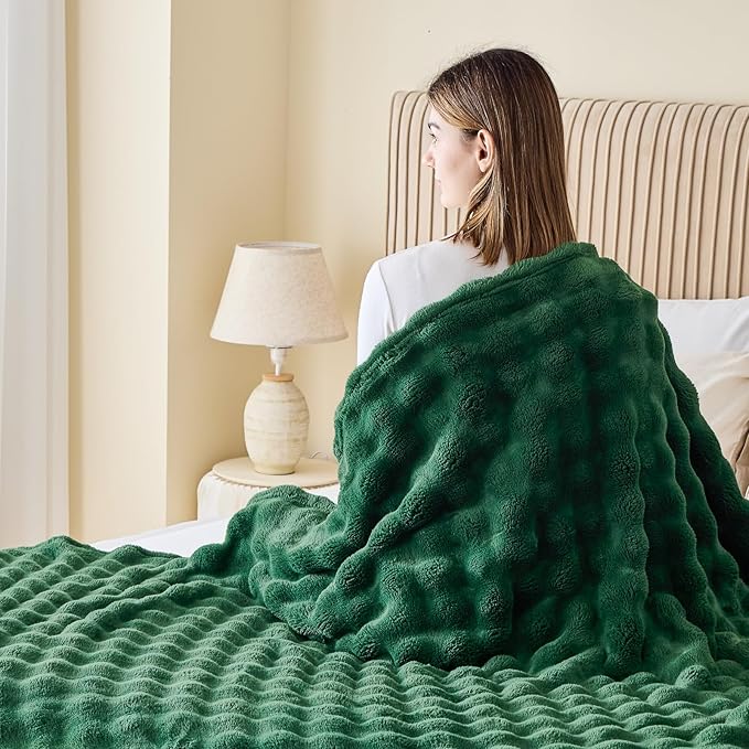 NEWCOSPLAY Queen Blanket for Couch Dark Green Super Soft Flannel Fleece 3D Bubble Lightweight Bed Blanket All Season Use (Dark Green, Queen(90"x90"))