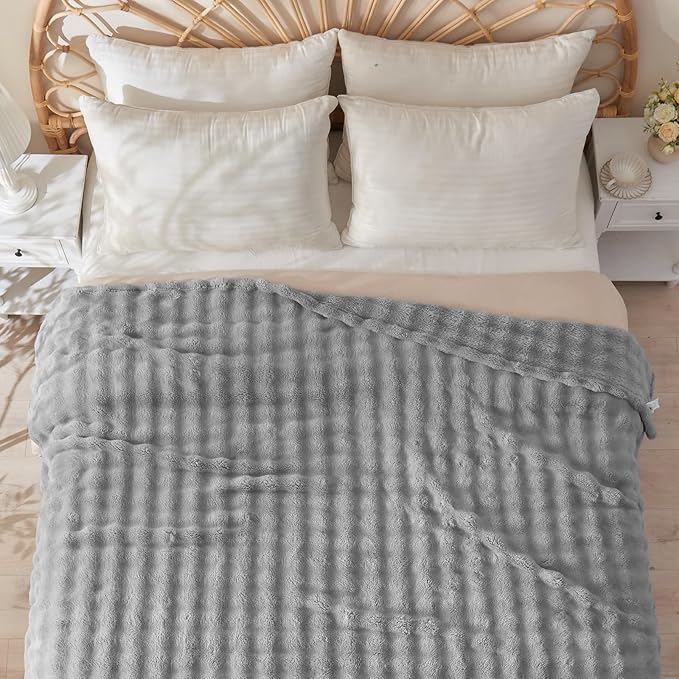 NEWCOSPLAY King Blanket for Couch Grey Super Soft Flannel Fleece 3D Bubble Lightweight Bed Blanket All Season Use (Grey, King(90"x110"))